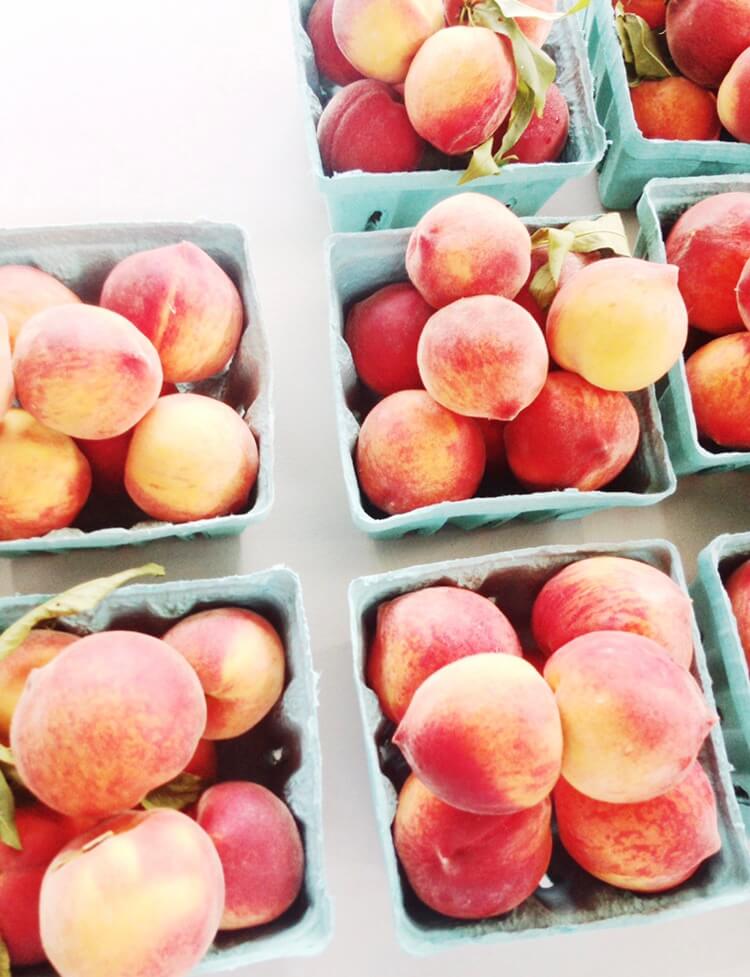 white-or-yellow-peaches